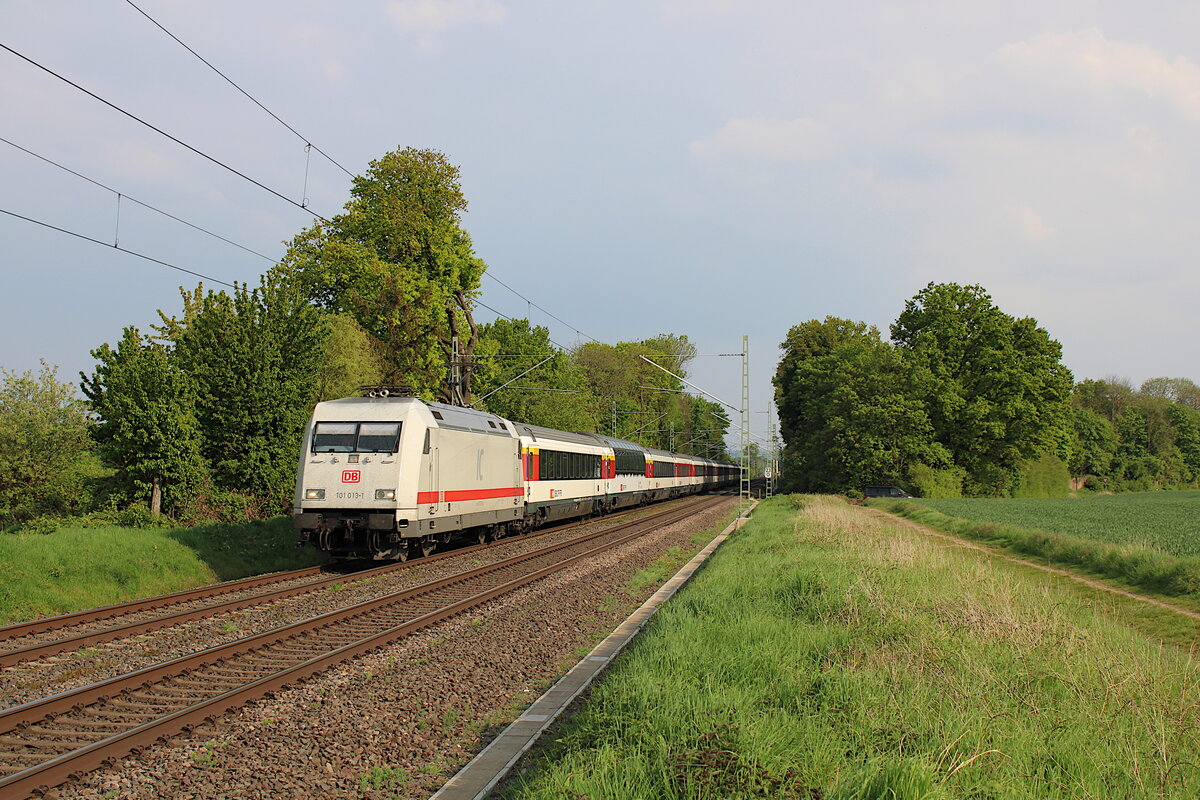DB 101 013-1 im Intercity-Design fährt am 02.05.2022 mit dem EC8 über die linke Rheinstrecke durch Bornheim in Richtung Hamburg-Altona.