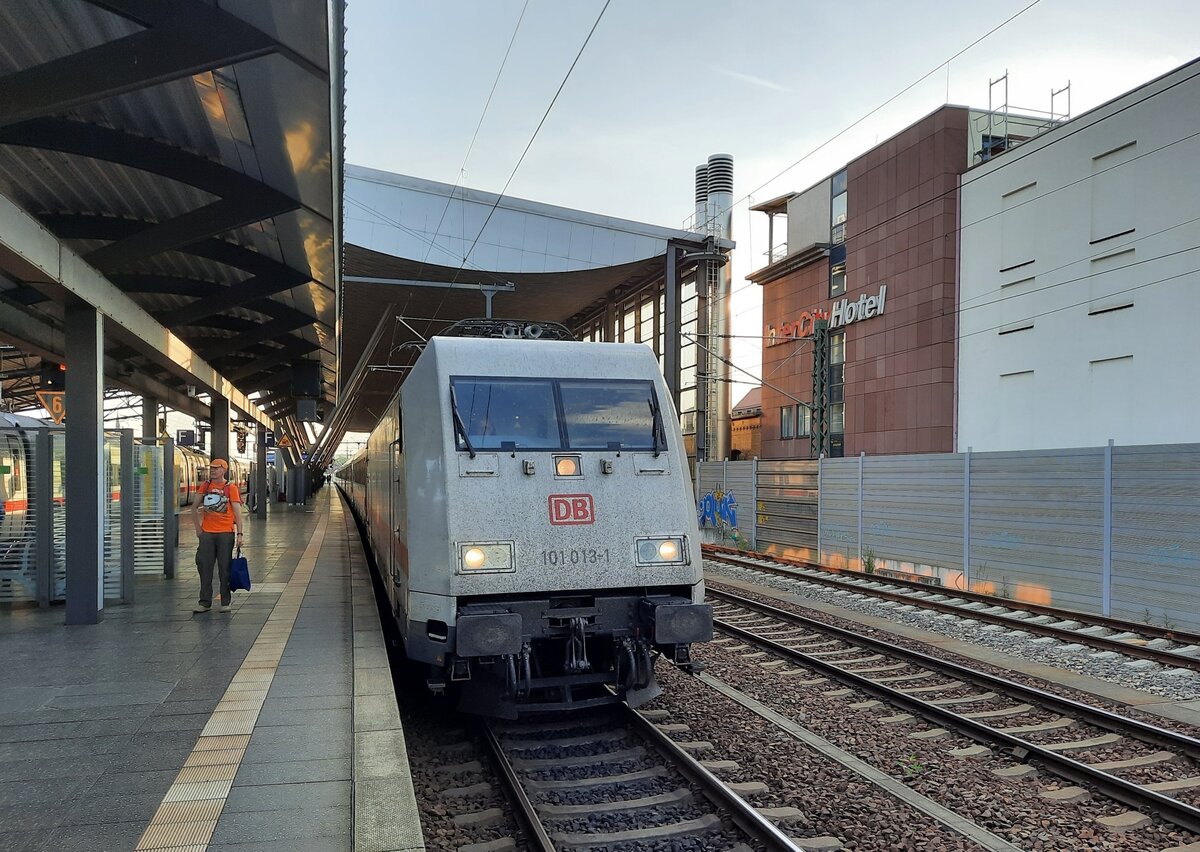 DB 101 013-1 mit dem EC 1098 aus Salzburg Hbf, am 11.05.2022 in Erfurt Hbf.