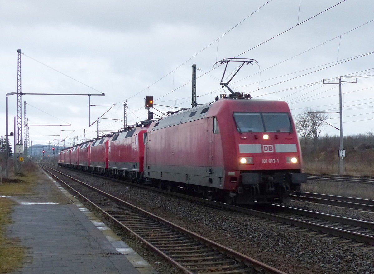 DB 101 013 überführte am 26.01.2021 die DB 120 127 + 120 150 + 120 111 + 120 159 + 120 134 + 120 118 + 120 120 als FbZ 27922 von München-Pasing nach Leipzig-Engelsdorf zum Sitllstandsmanagement. Hier zu sehen in Neudietendorf.