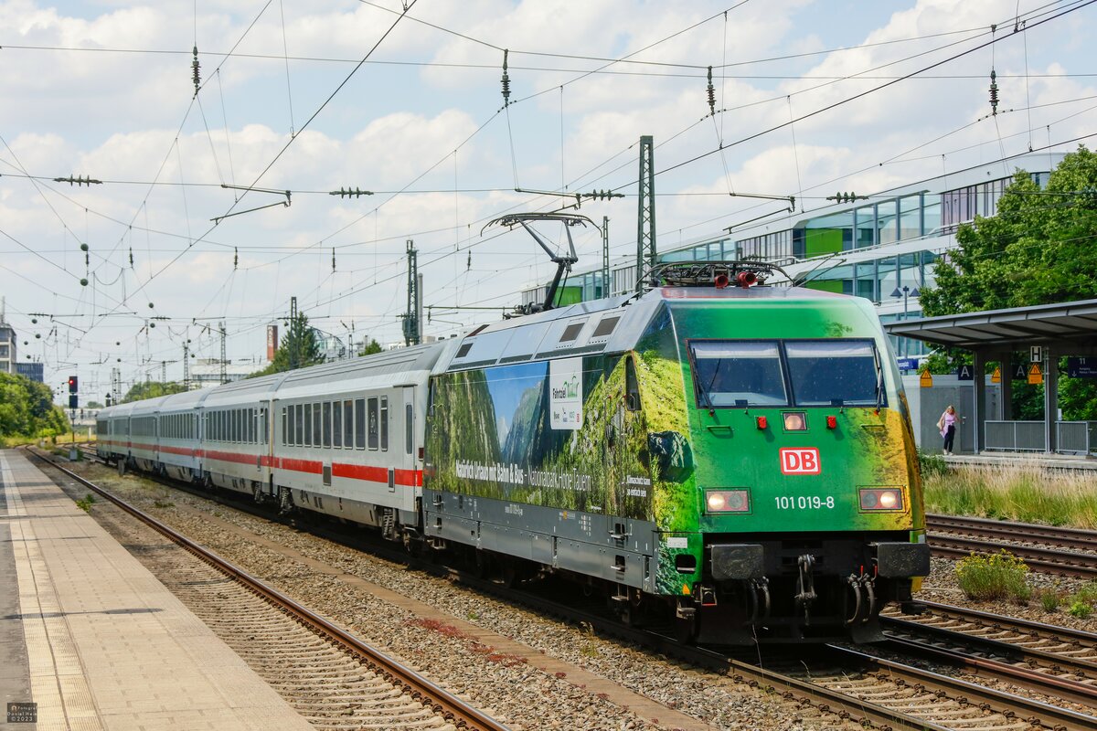DB 101 019-8  Fahrtziel Natur  mit IC2083 in München-Heimeranplatz, Juni 2023.