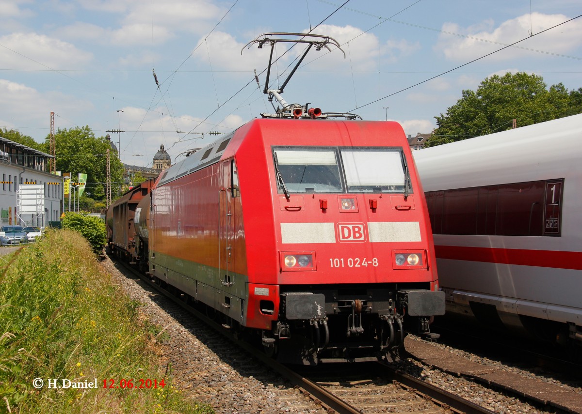DB 101 024-1 mit G�terzug in Wuppertal, Juni 2014.