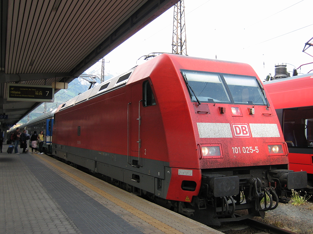 DB 101 025-5 vor dem IC 89  Leonardo da Vinci  nach Milano Centrale. Innsbruck Hbf am 15.05.2008