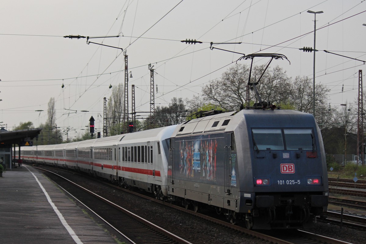DB 101 025 schiebt am 30.3.14 einen IC durch Mülheim-Sytrum.