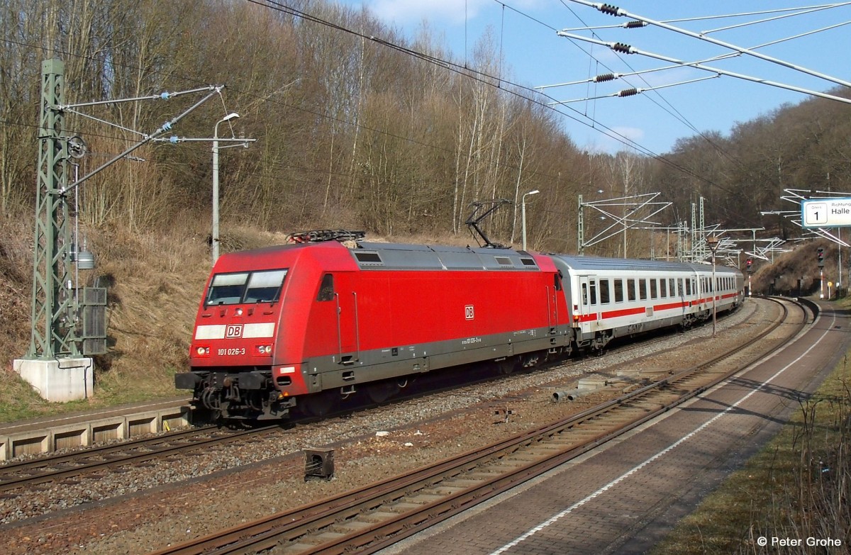 DB 101 026-3 (Baujahr 1997, Adtranz) vor Umleiter IC 2356 Berlin Gesundbrunnen - Frankfurt Main Flughafen, KBS 590 Halle (Saale) - Nordhausen, fotografiert bei Durchfahrt Bf. Blankenheim bei Sangerhausen am 28.03.2015