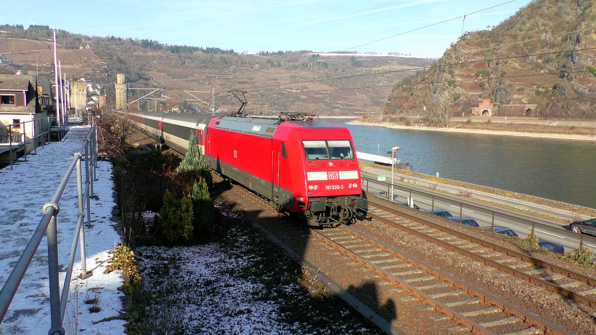 DB 101 026-3 passiert hier die Stadtmauer von Oberwesel im Mittelrheintal mit einem Eurocity von Hamburg-Altona in Richtung Zürich HB.