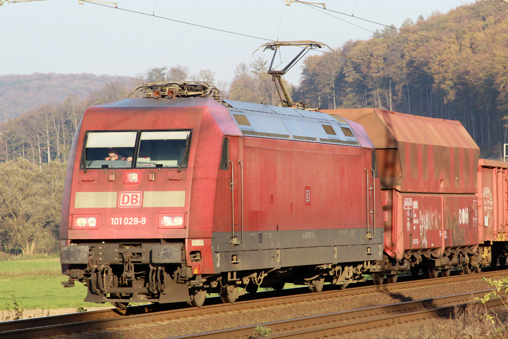 DB 101 028-9 mit einer Übergabe in Richtung Göttingen am Bü Km75,1 nördl. von Salzderhelden 28.10.14  15:20