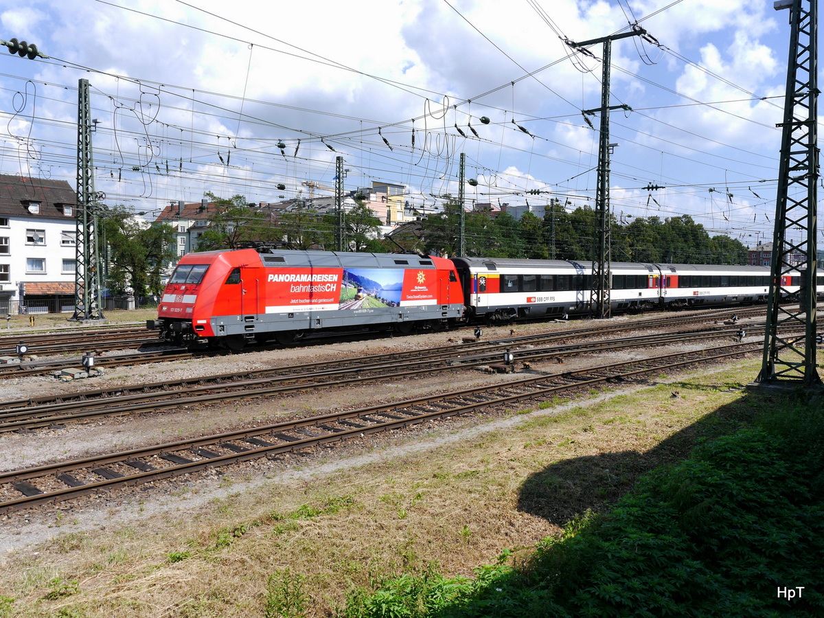 DB - 101 029-7 mit SBB Personenwagen beim verlassen des Bahnhof Singen am 02.08.2015 