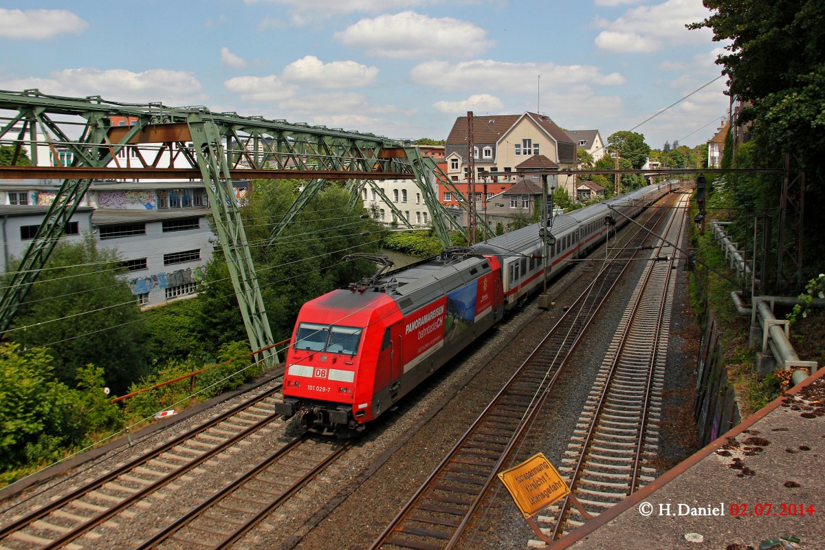 DB 101 029-7  Panoramareisen  schiebt IC2027 in Wuppertal, Juli 2014.