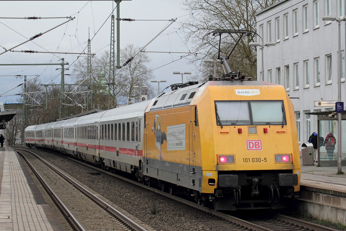 DB 101 030-5 als Schublok hinter IC 2205 nach Koblenz Hbf. in Recklinghausen 25.2.2020