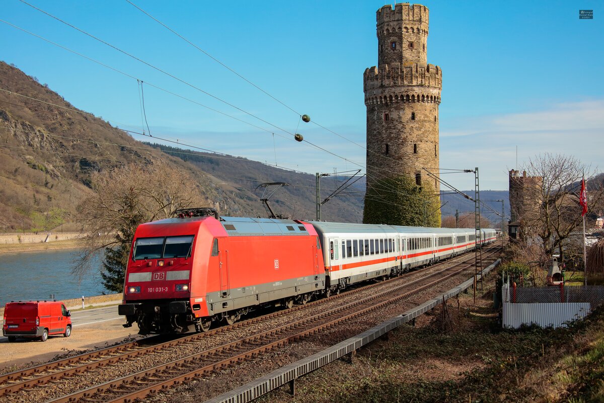 DB 101 031-3 mit IC2012 in Oberwesel, März 2021.
