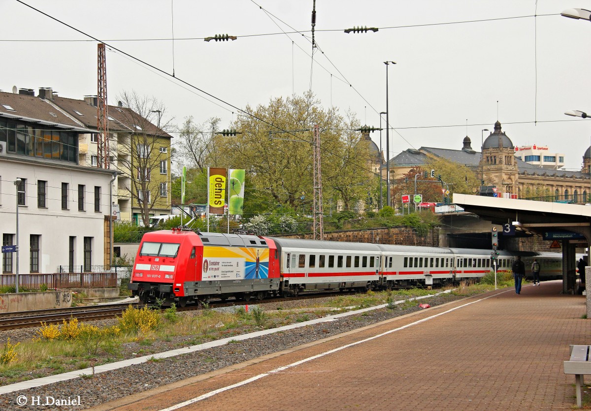 DB 101 037-0  Eisenbahner mit Herz gesucht  schiebt IC2047 in Wuppertal, April 2014.
