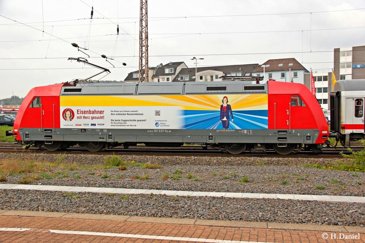 DB 101 037-0  Eisenbahner mit Herz gesucht  schiebt IC2047 in Wuppertal, April 2014.