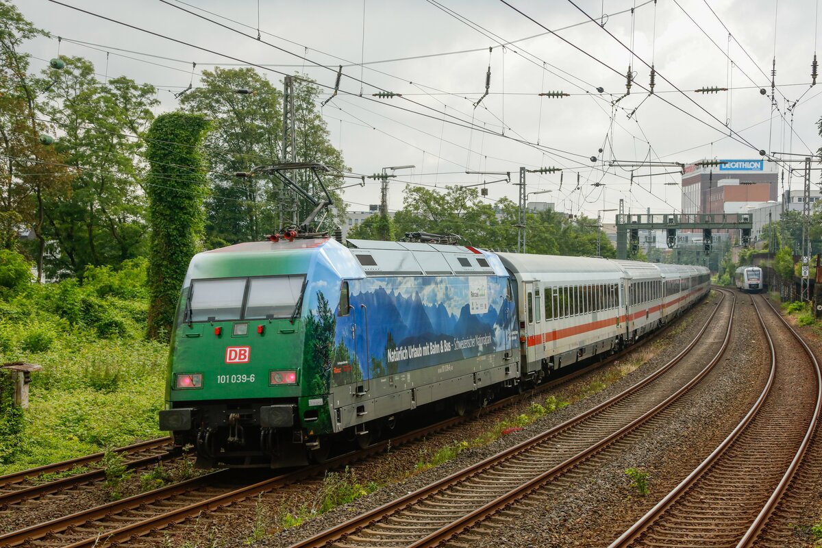 DB 101 039-6  Fahrtziel Natur  schiebend mit IC2310 in Wuppertal, Juni 2024.