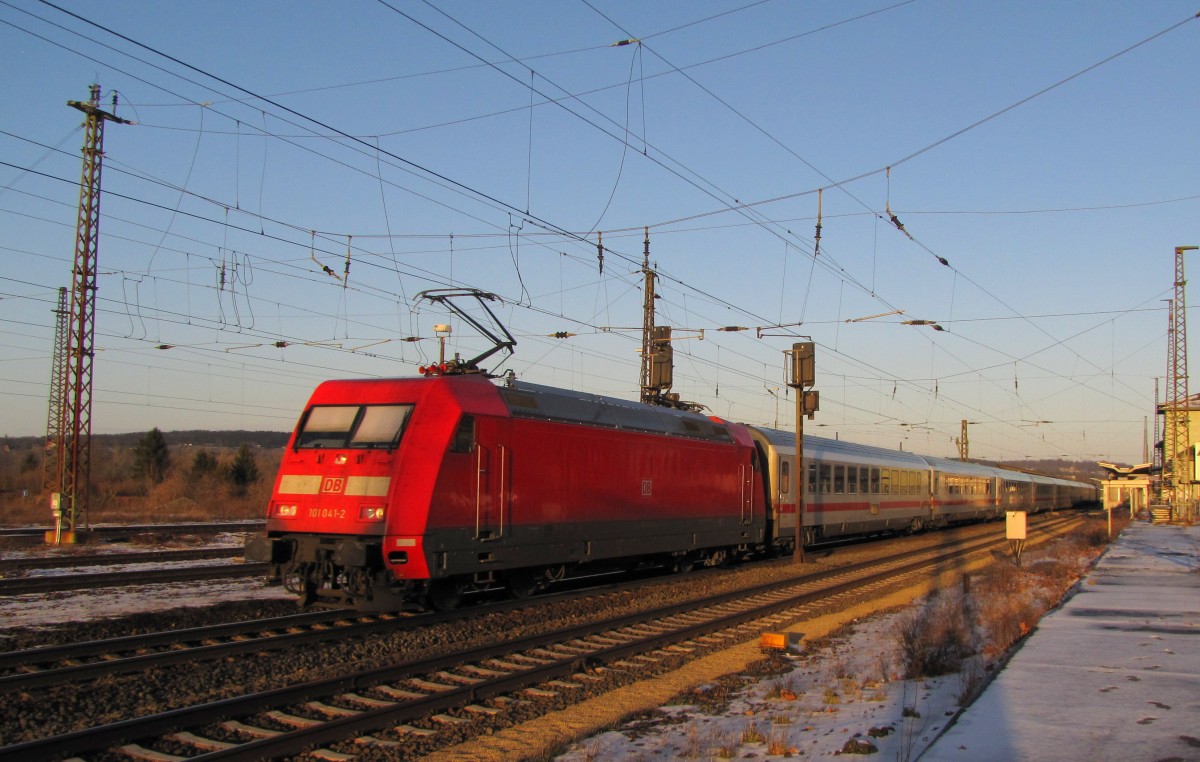 DB 101 041-2 mit dem IC 2207 von Berlin Gesundbrunnen nach Mnchen Hbf, am 27.01.2014 in Naumburg (S) Hbf.