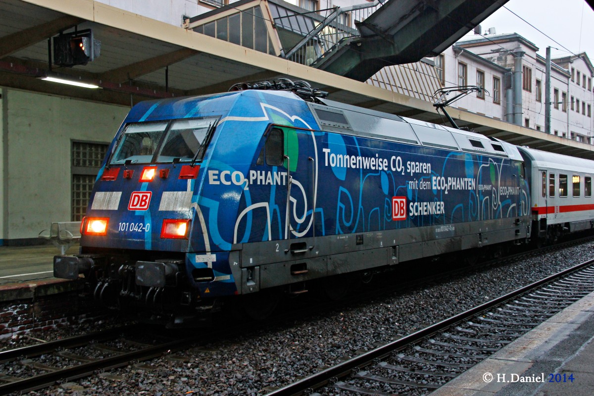 DB 101 042-0   ECO2 Phant  mit IC2442 in Wuppertal Hbf, Mai 2014.