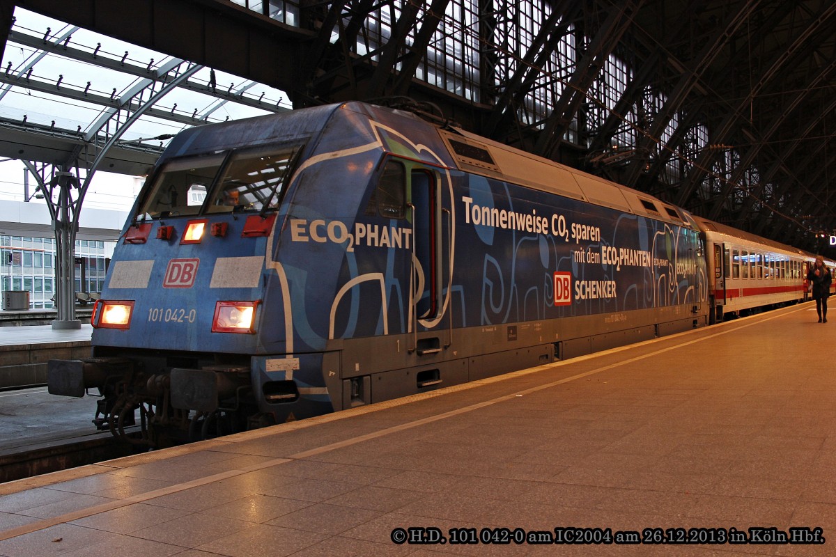 DB 101 042-0  Eco�phant  mit IC132 in K�ln Hbf, Dezember 2013.