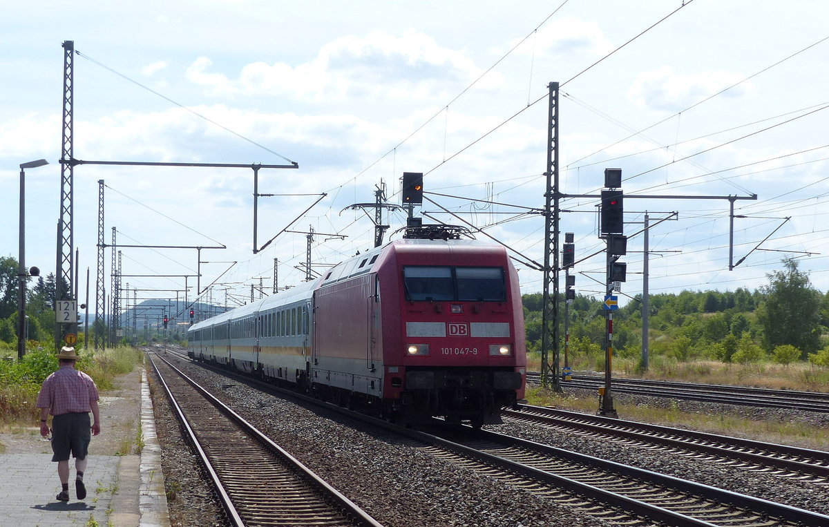 DB 101 047-9 mit IC-Wagen Richtung Erfurt, am 09.07.2018 in Neudietendorf.