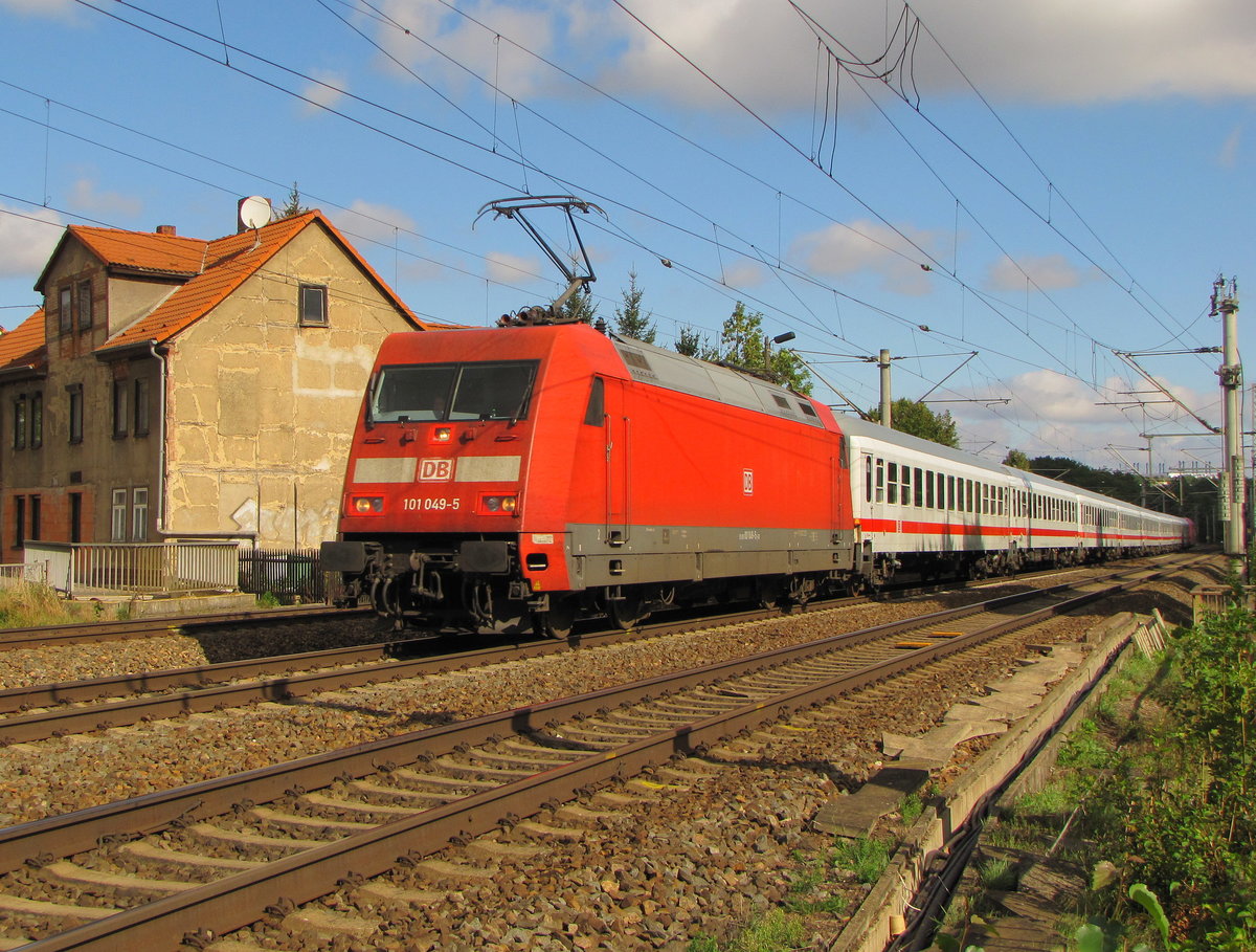 DB 101 049-5 mit dem IC 2252 von Leipzig Hbf nach Wiesbaden Hbf, am 05.09.2015 in Erfurt-Bischleben.