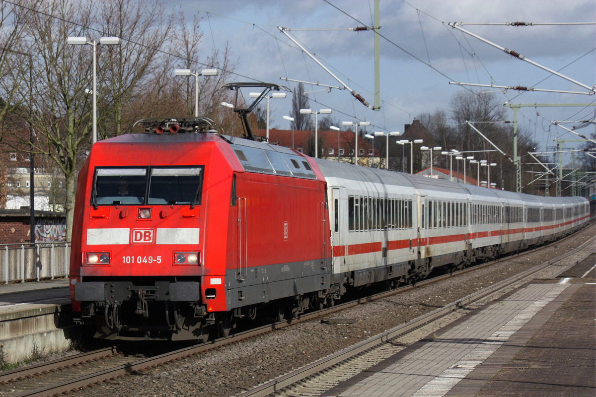 DB 101 049-5 mit IC 2306 bei der Einfahrt in Recklinghausen Hbf. am 17.02.2020