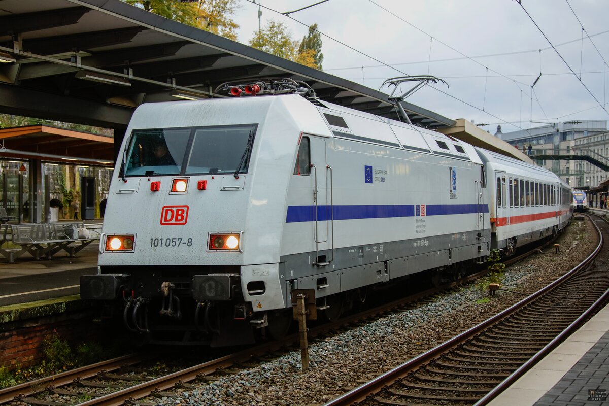 DB 101 057-8  Europa  mit IC2012 in Wuppertal Hbf, Oktober 2021.