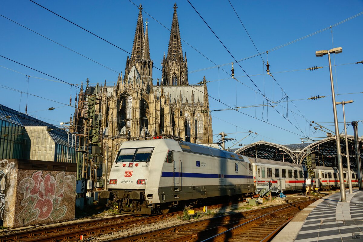 DB 101 057-8  Europa  mit IC2026 in Köln Hbf, September 2023.