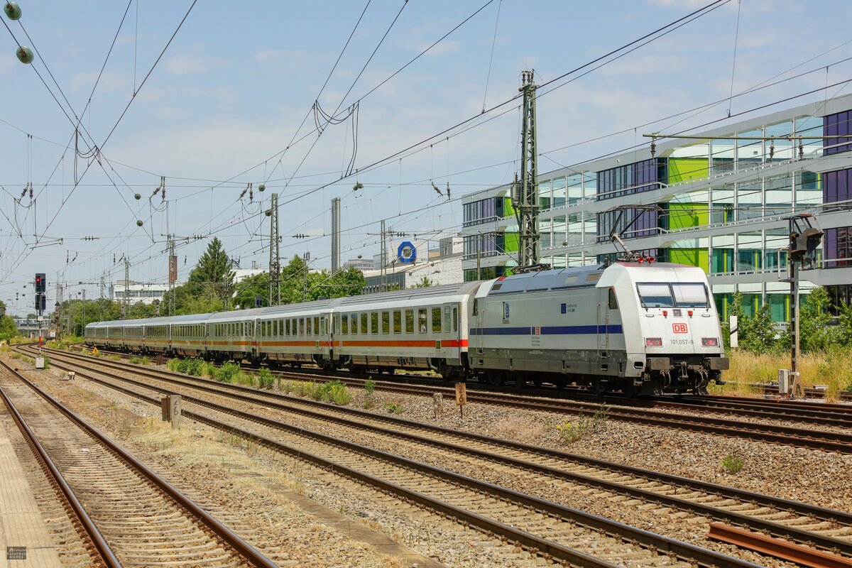 DB 101 057-8  Europa  schiebt IC in M�nchen-Heimeranplatz, Juni 2023.