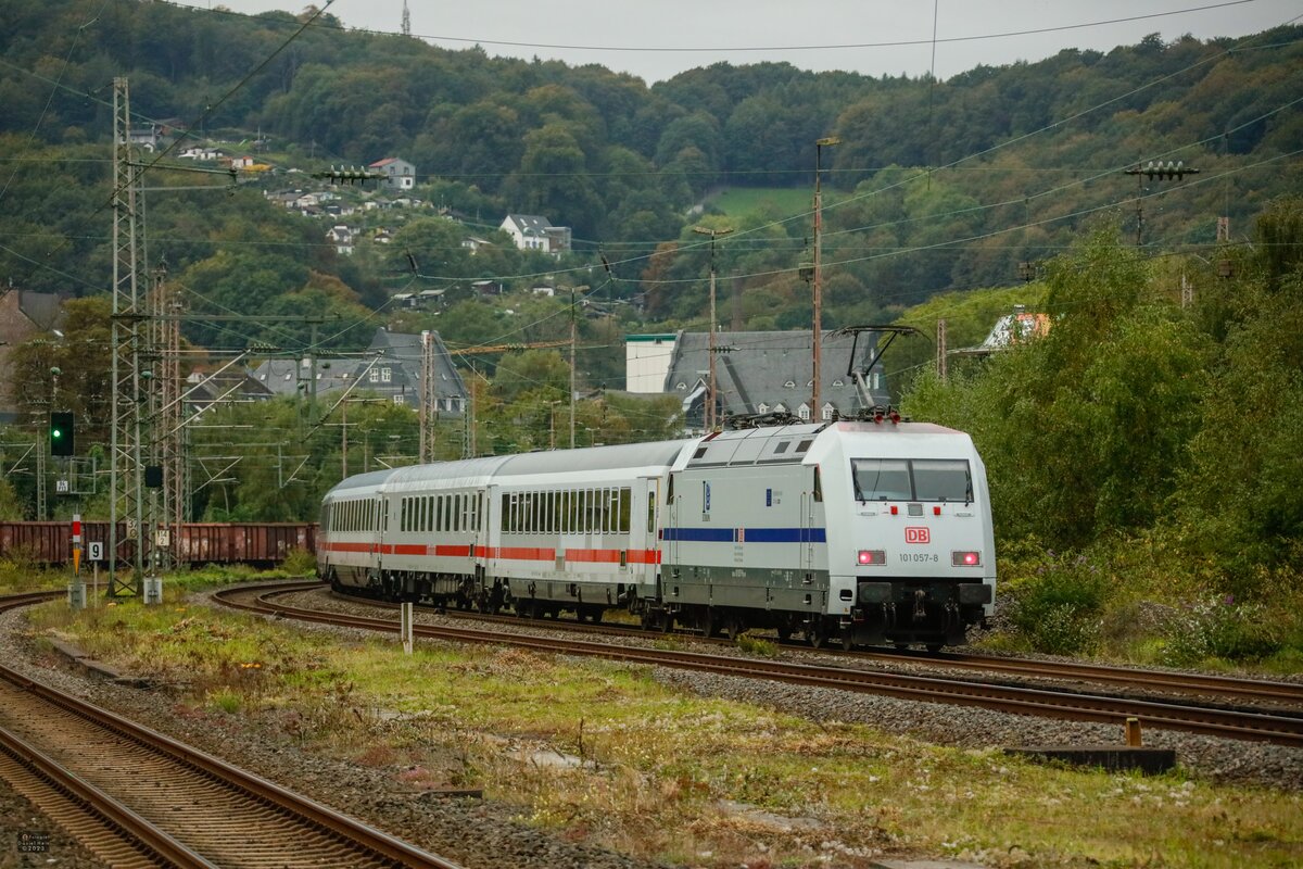 DB 101 057-8  Europa  schiebt IC2040 in Wuppertal, Oktober 2023.