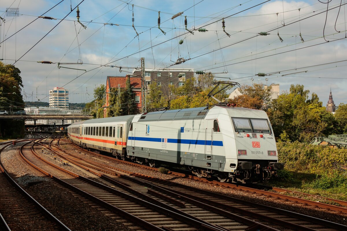DB 101 057-8  Europa  schiebt IC2156 in Wuppertal, September 2025.