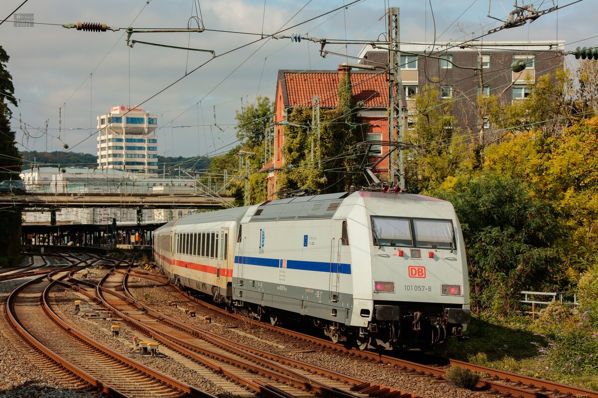 DB 101 057-8  Europa  schiebt IC2156 in Wuppertal, September 2025.