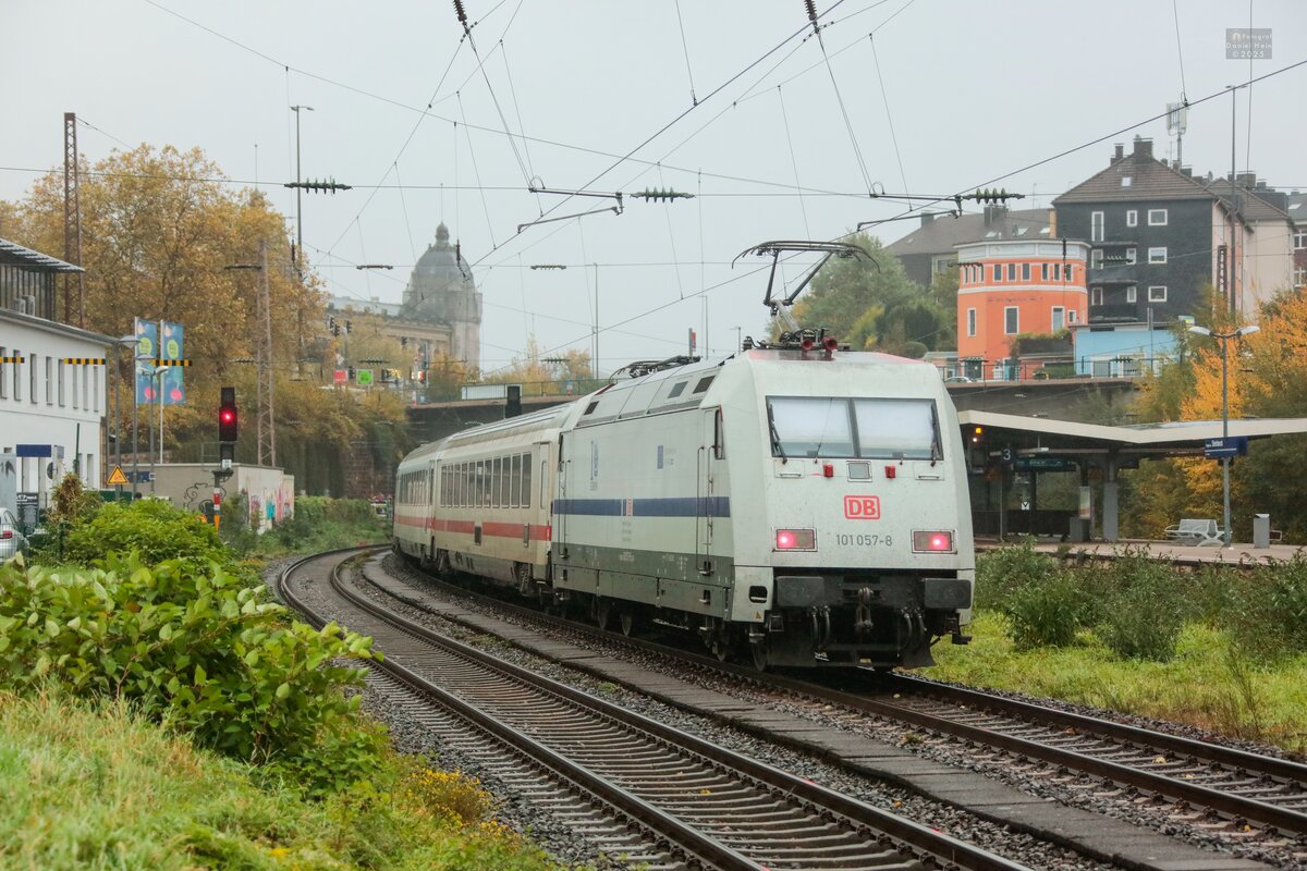 DB 101 057-8  Europa  schiebt IC2155 nach Gera in Wuppertal, Oktober 2025.