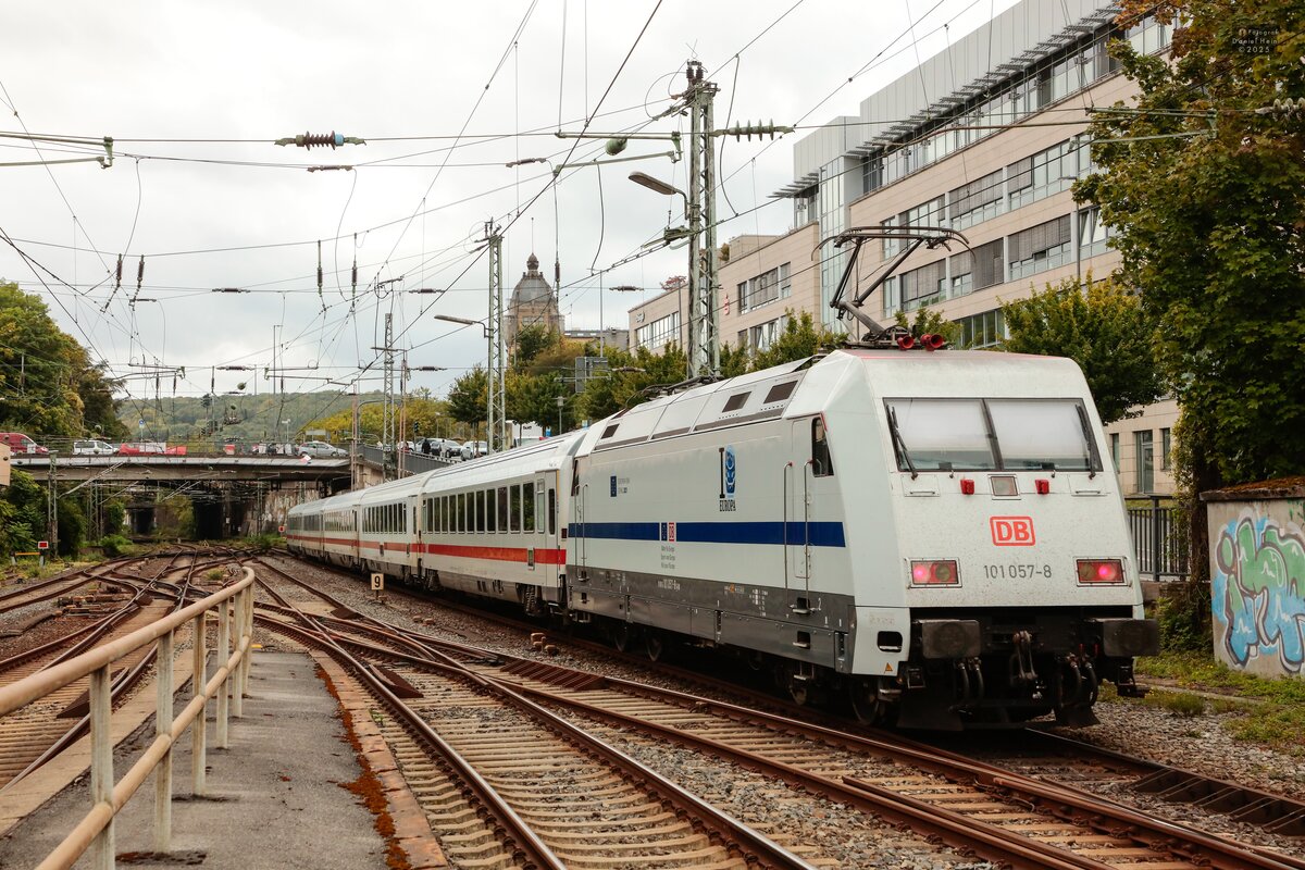 DB 101 057-8  Europa  schiebt IC2156 in Wuppertal, September 2025.