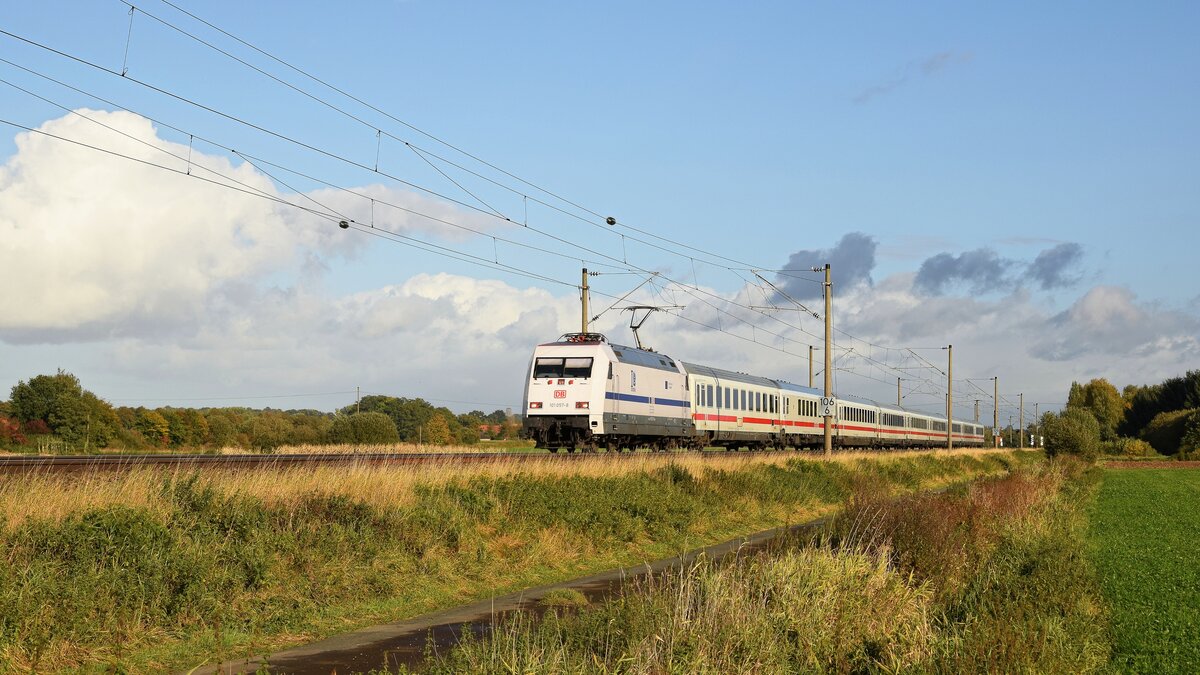 DB 101 057  Bahn für Europa  mit IC 144 Berlin-Gesundbrunnen - Amsterdam Centraal (bei Melle, 15.10.2021)