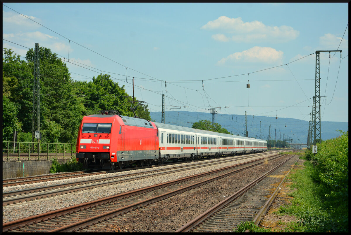 DB 101 061-0 mit dem IC 2012 Oberstdorf - Dortmund am 17.06.2023 in Mannheim-Friedrichsfeld. Die im Vordergrund befindlichen Gleise gehören zu der 1998 stillgelegten Güterzugstrecke zwischen den Rangierbahnhöfen Mannheim und Heidelberg.