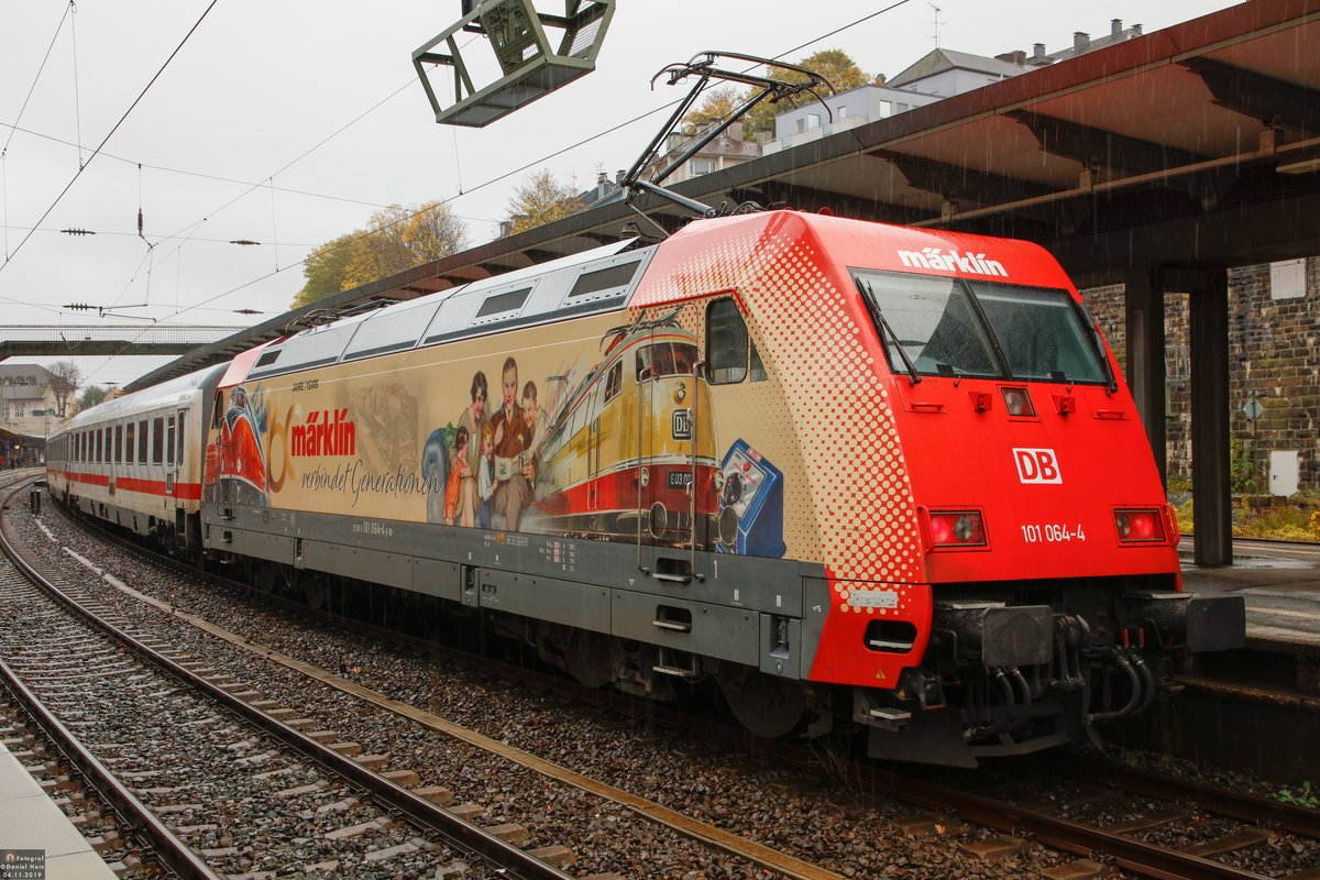 DB 101 064  160 Jahre M�rklin  mit IC2024 in Wuppertal Hbf, November 2019.
