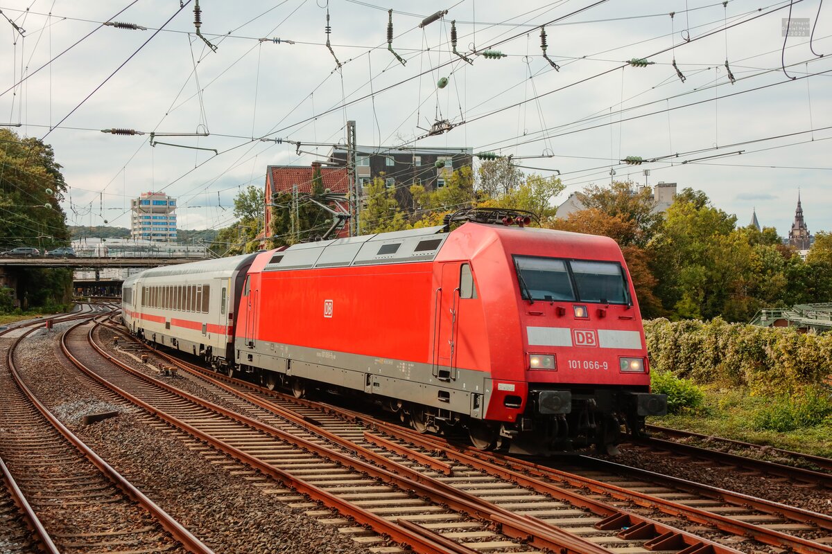 DB 101 066-9 mit IC2157 nach Gera bei der Durchfahrt in Wuppertal, September 2025.