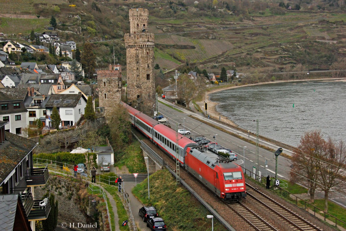 DB 101 067-7 mit IC119 in Oberwesel, M�rz 2013.