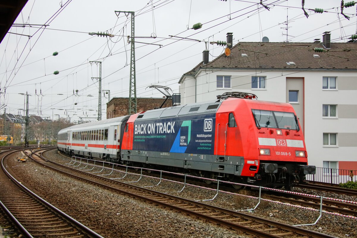 DB 101 068-5  Back on Track  mit IC in D�sseldorf Volksgarten, November 2021.