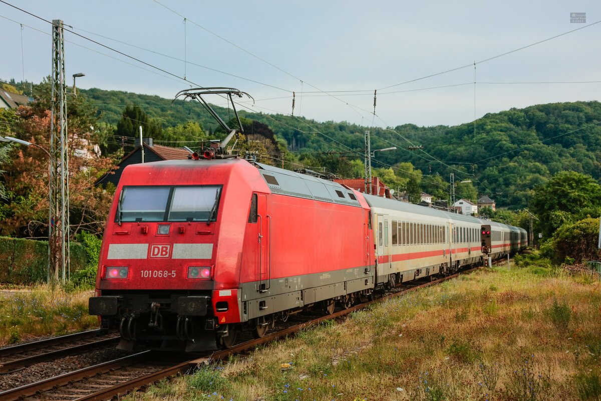 DB 101 068-5 schiebt IC in Oberwinter, Juli 2025.