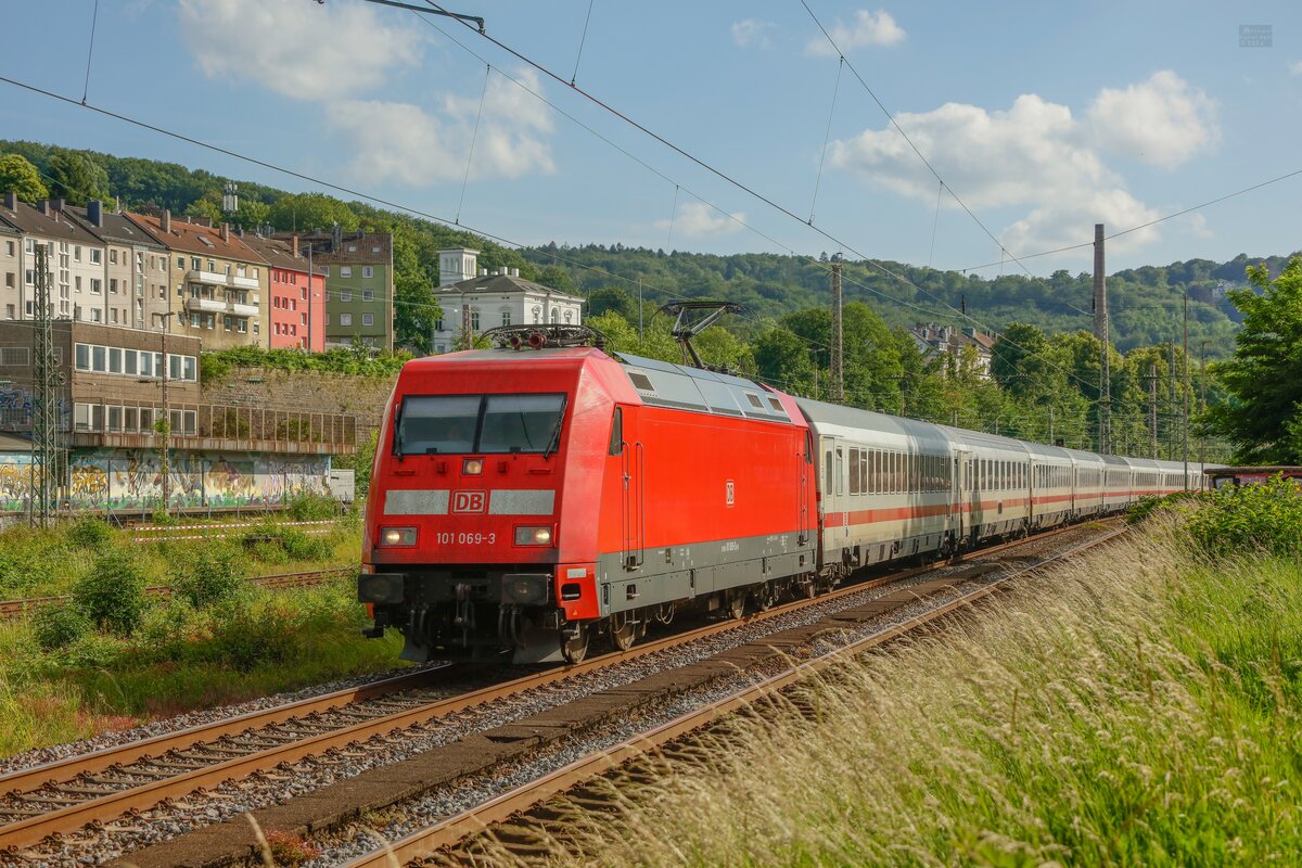 DB 101 069-3 mit IC2012 in Wuppertal, Juni 2024.
