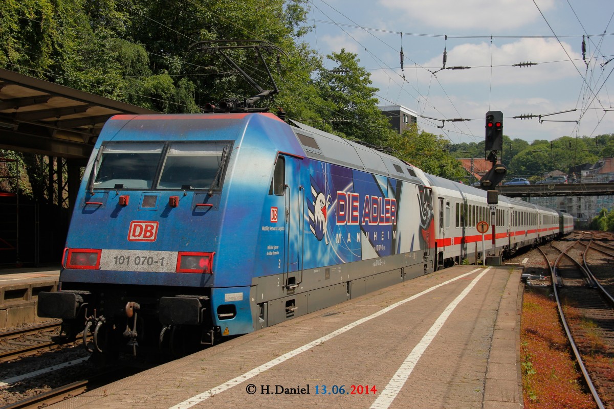 DB 101 070-1  Die Adler Mannheim  schiebt IC2047 in Wuppertal Hbf, Juni 2014.