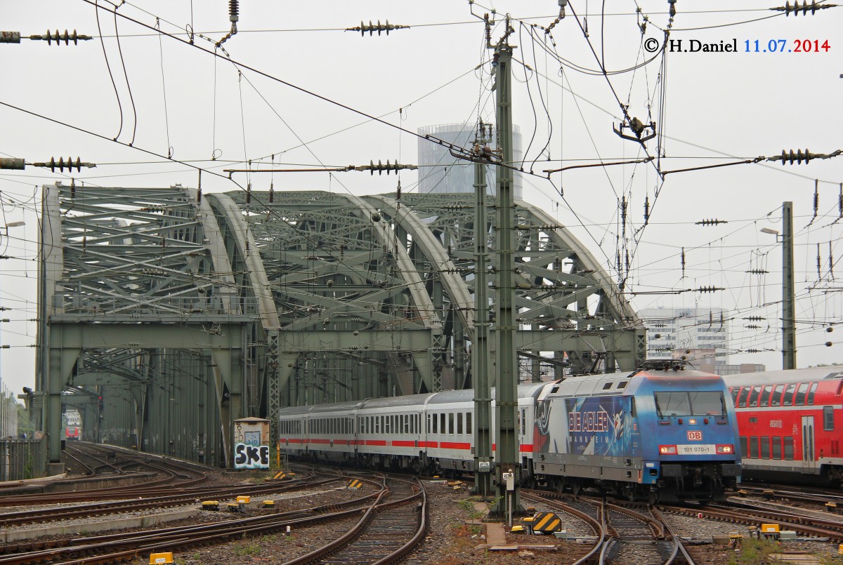 DB 101 070-1  Die Adler Mannheim  mit IC2005 �berquert die Hohenzollernbr�cke in K�ln, Juli 2014.