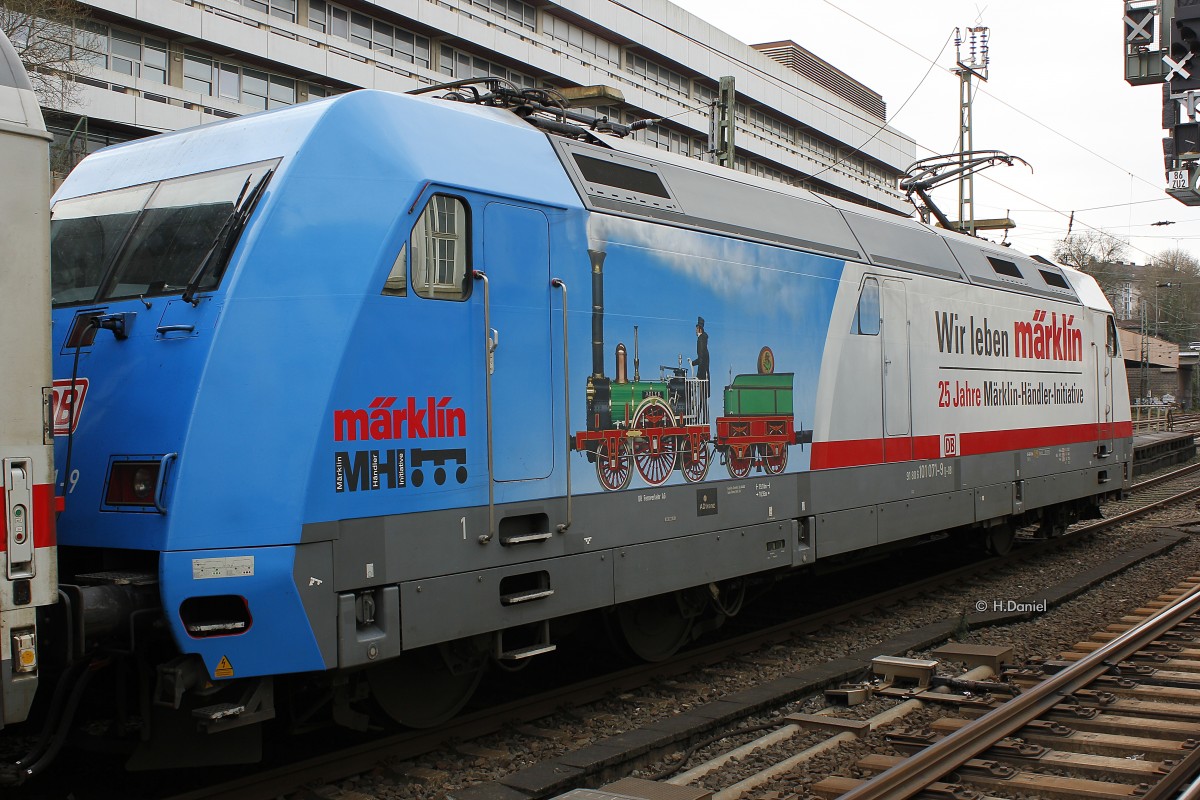 DB 101 071-9  M�rklin  schiebt IC2226 in Wuppertal Hbf, Dezember 2015.