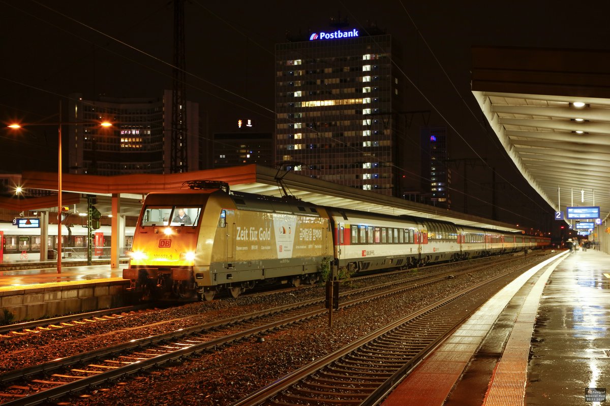 DB 101 071-9  Zeit für Gold  mit EC8 in Essen Hbf, November 2019.