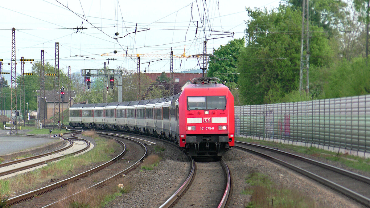 DB 101 075-0 fährt am 25.04.2022 mit ihrem Eurocity durch Roisdorf in Richtung Hamburg-Altona.