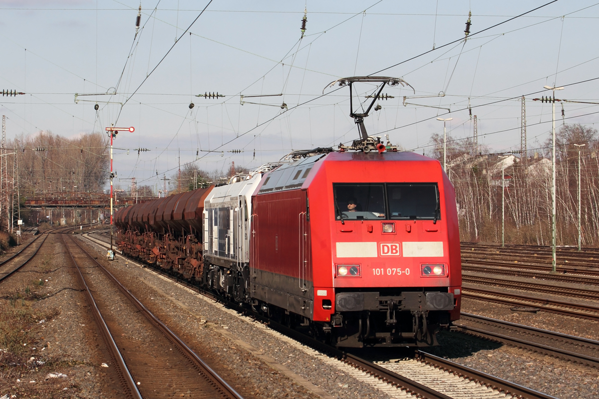 DB 101 075-0 mit Euro 9000 (2019 301-3 D-STAVA) in Düsseldorf-Rath 7.3.2021