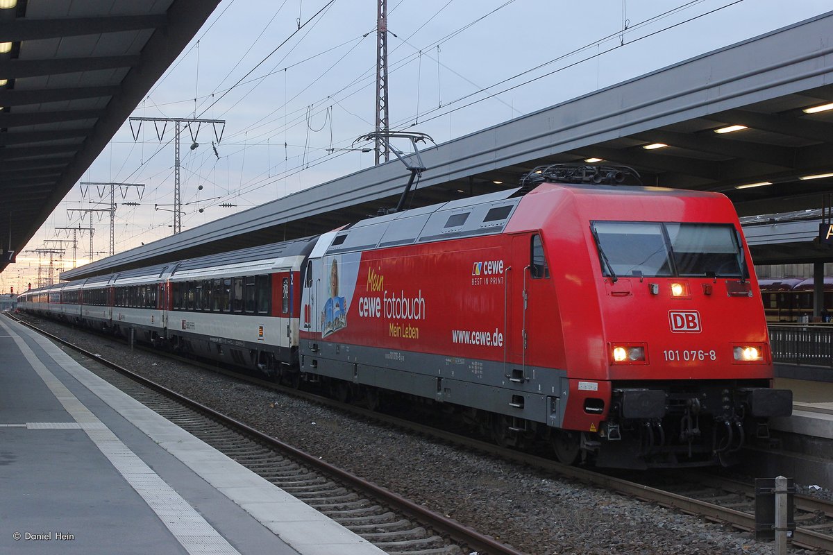 DB 101 076-8  Cewe Fotobuch  mit EC8 in Essen Hbf, Oktober 2016.