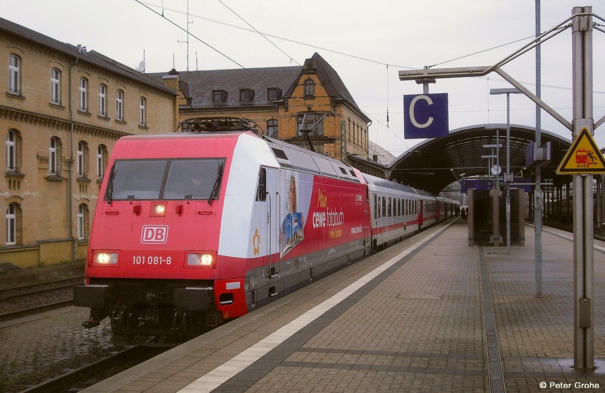 DB 101 081-8 mit Werbung CEWE Fotobuch (Bj. 1998, Adtranz) vor IC 2037 Norddeich Mole - Leipzig Hbf., KBS 340 Magdeburg - Leipzig, fotografiert am Bahnsteig 7 im Hbf. Halle (Saale) am 16.01.2014
