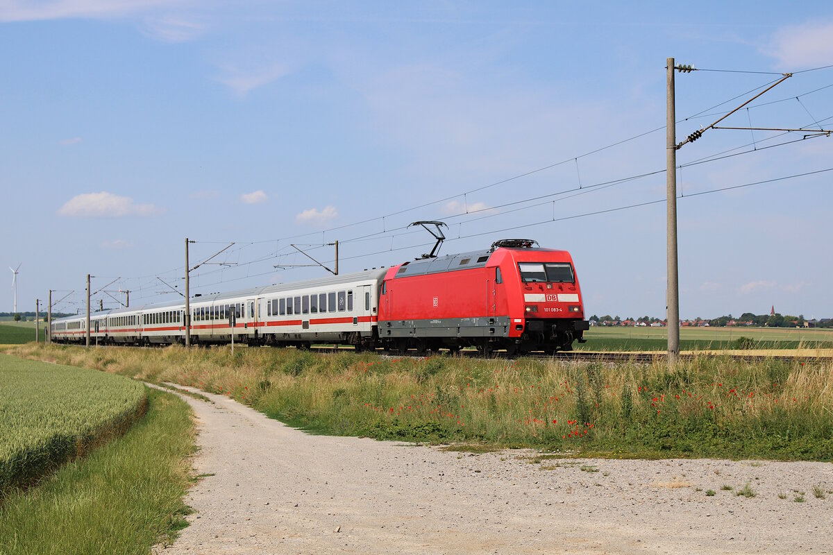 DB 101 083-4 fährt mit dem IC 2085  Nebelhorn  (Hamburg-Altona - Oberstdorf) und dem IC 2083  Königsee  (Hamburg-Altona - Berchtesgarden) bei Uffenheim in Richtung Ansbach. (20.06.2023)