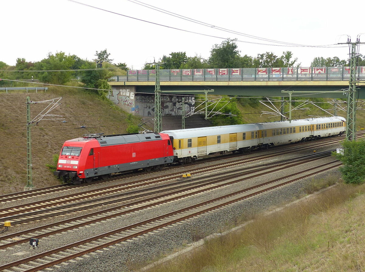 DB 101 085-9 mit drei Messwagen Richtung Weimar, am 01.09.2021 in Erfurt-Linderbach.