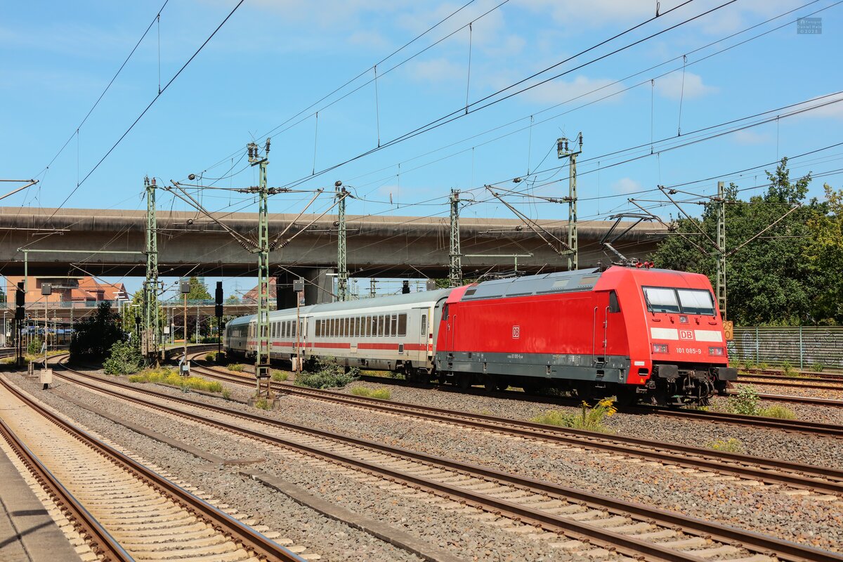 DB 101 085-9 schiebt IC bei der Einfahrt in Hamburg Harburg, August 2025.